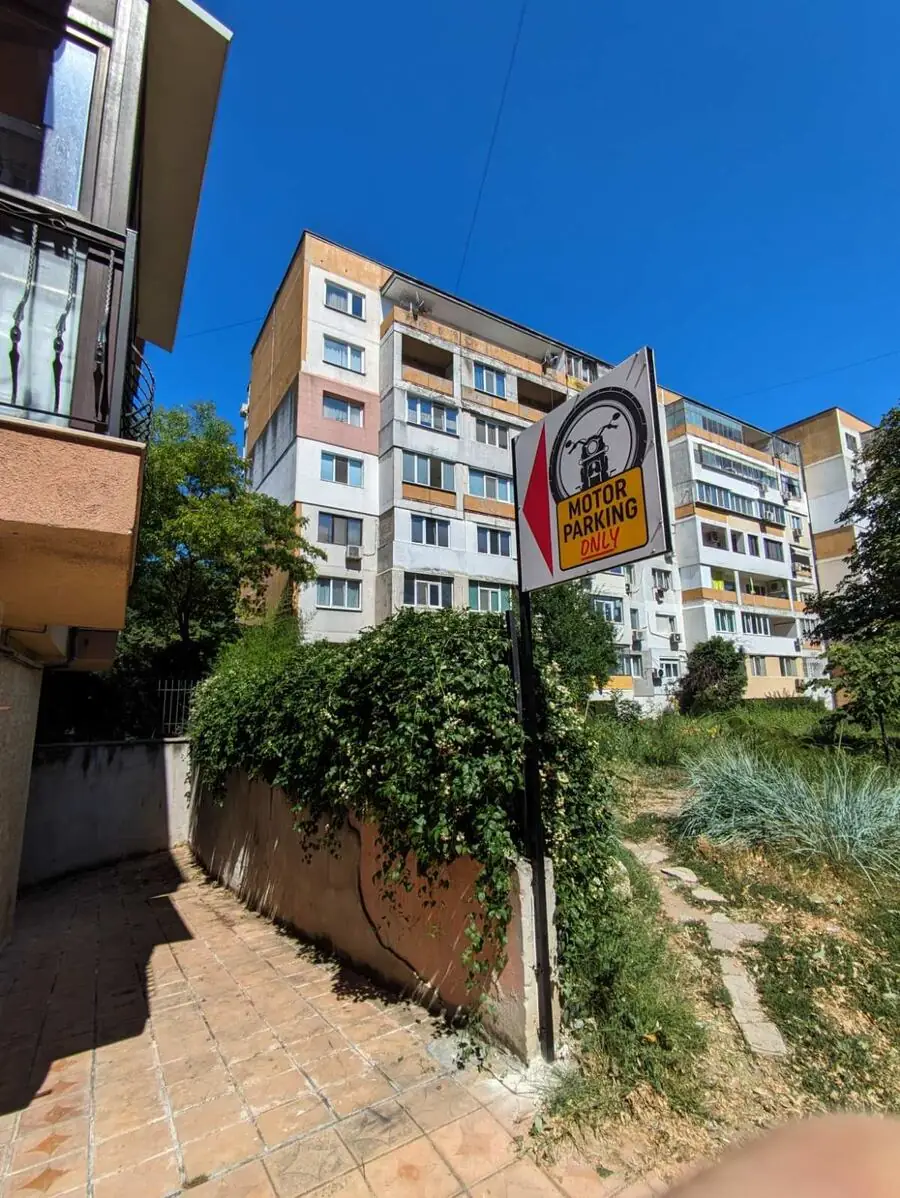 Указателна табела Motor Parking Varna на тротоара